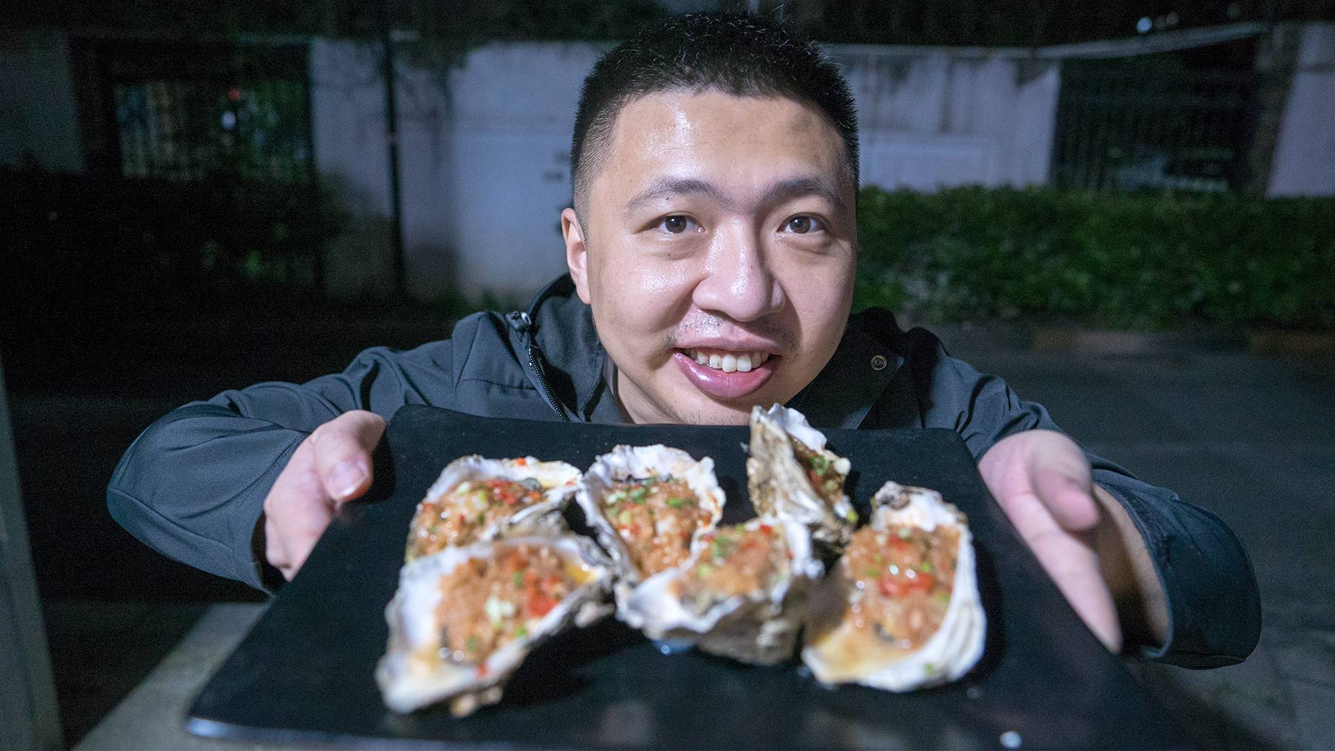 在武汉花200元买的特色烤串,竟然败给了路边10块钱的生蚝?